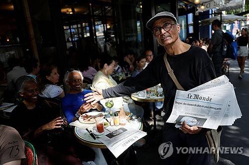 프랑스의 마지막 거리 신문 판매원 알리 아크바르씨 [로이터 연합뉴스 자료사진. 재판매 및 DB 금지]