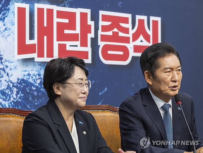 조국혁신당 찾아 발언하는 정청래 (서울=연합뉴스) 황광모 기자 = 더불어민주당 정청래 대표와 조국혁신당 김선민 당 대표 권한대행이 5일 국회에서 만나 대화하고 있다. 2025.8.5 hkmpooh@yna.co.kr