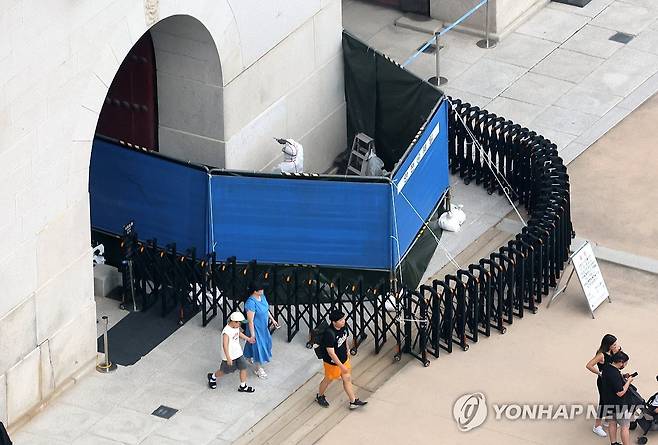 경복궁에 또 낙서 테러, 낙서 지우는 관계자들 (서울=연합뉴스) 이정훈 기자 = 국립고궁박물관 유물과학과 관계자들이 11일 서울 경복궁 광화문 석축에 남은 낙서를 제거하고 있다.
    국가유산청은 이날 오전 광화문 석축에 낙서를 한 79세 남성을 현장에서 확인해 경찰에 인계했다. 2025.8.11 uwg806@yna.co.kr
