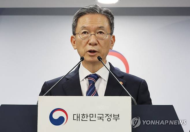 정성호 법무부 장관, 8.15 광복절 특별사면 명단 발표 (서울=연합뉴스) 이정훈 기자 = 정성호 법무부 장관이 11일 서울 종로구 정부서울청사에서 8.15 광복절 특별사면 명단을 발표하고 있다. 2025.8.11 uwg806@yna.co.kr