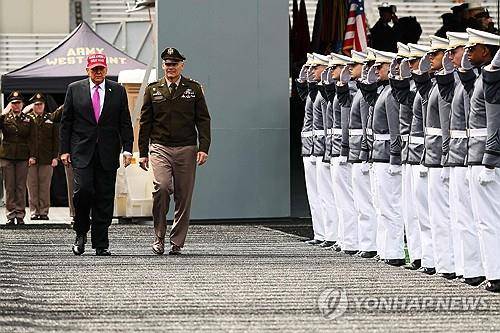 육군 사관학교 졸업식에 참석한 트럼프 대통령  [AFP=연합뉴스 자료사진. 재판매 및 DB금지]