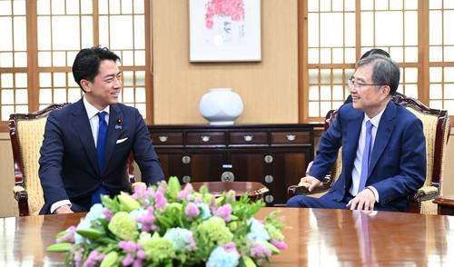 고이즈미(왼쪽) 일본 농림수산대신과 조현 외교부 장관 [외교부 제공. 재판매 및 DB 금지]