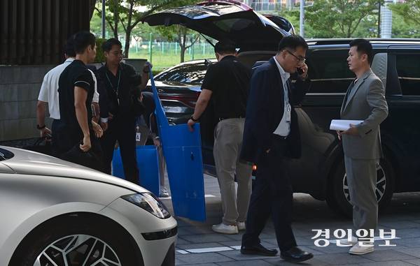 경기남부경찰청과 고용노동부 관계자들이 12일 오전 인천 송도국제도시 포스코이앤씨 본사 사옥에서 압수품을 담기 위한 박스를 들고 이동하고 있다.  2025.8.12 /조재현기자 jhc@kyeongin.com