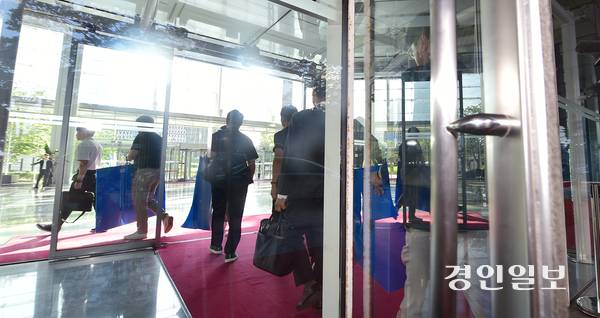 경기남부경찰청과 고용노동부 관계자들이 12일 오전 인천 송도국제도시 포스코이앤씨 본사 사옥에서 압수품을 담기 위한 박스를 들고 이동하고 있다.  2025.8.12 /조재현기자 jhc@kyeongin.com