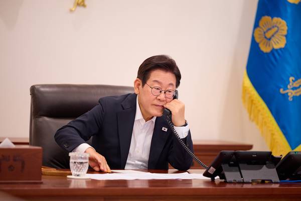 이재명 대통령이 11일 용산 대통령실에서 딕 스호프 네덜란드 총리와 통화하고 있다. 2025.8.11 /연합뉴스