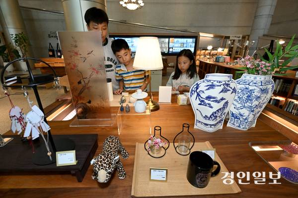 12일 용인시 기흥구 경기도박물관에서 시민들이 머그컵, 손수건, 파우치 등 다양한 굿즈 상품을 살펴보고 있다. 2025.8.12 /최은성기자 ces7198@kyeongin.com