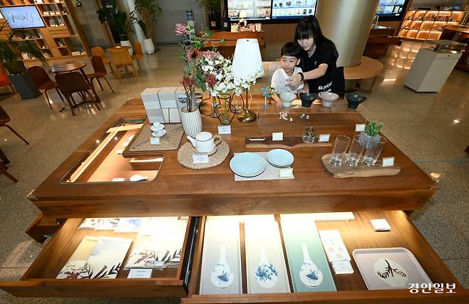 12일 용인시 기흥구 경기도박물관에서 판매되고 있는 머그컵, 손수건, 파우치 등 다양한 굿즈 상품들. 2025.8.12 /최은성기자 ces7198@kyeongin.com