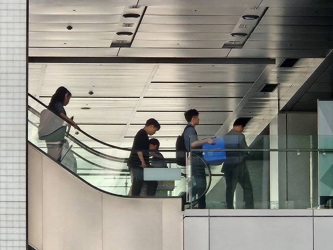 ▲ 12일 오전 10시 10분쯤 인천 연수구 포스코이앤씨 본사 사옥에서 경기남부경찰청과 고용노동부 관계자들이 압수품을 담기 위한 박스를 들고 이동하고 있다. / 안지섭 기자 ajs@incheonilbo.com