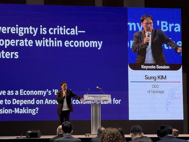 ▲ 김성훈 업스테이지 대표가 12일 인천 연수구 송도컨벤시아에서 열린 아시아태평양경제협력체(APEC) 민관 대화에서 '세계 미래를 위한 지능(Intelligence for the Future of the World)'을 주제로 기조연설을 하고 있다.