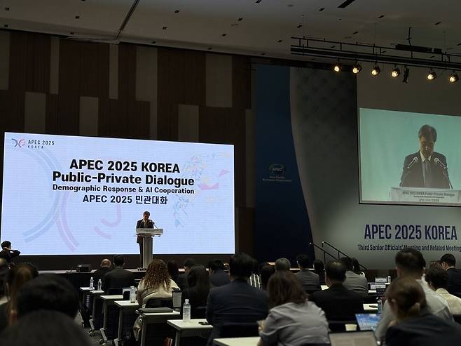 ▲ 조현 외교부 장관이 12일 오전 인천 연수구 송도컨벤시아에서 열린 아시아태평양경제협력체(APEC) 민관 대화에서 환영사를 하고 있다.