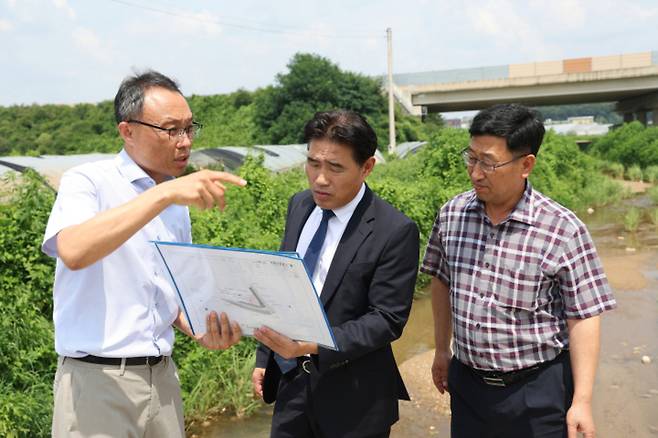 ▲ 고양시의회 김운남(가운데) 의장이 장진제2교를 찾아 현장을 점검하고 있다. /사진제공=고양시