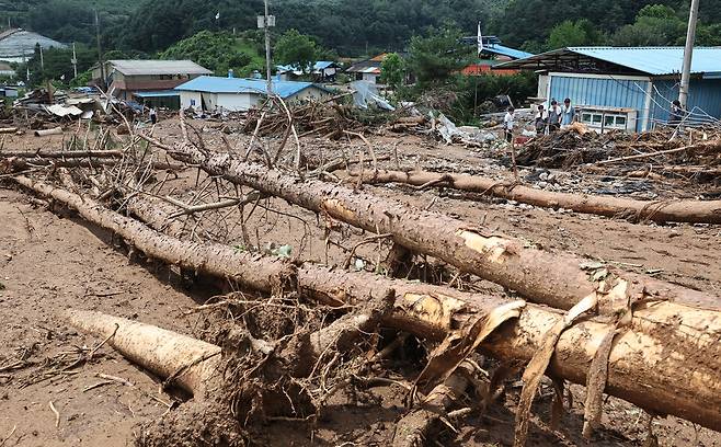 ▲ 지난 21일 집중호우로 산사태가 발생한 가평군 조종면 신상3리 마을./김철빈 기자 narodo@incheonilbo.com