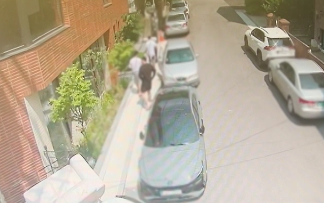 A씨 일당이 과천시 TM 사무실에 들어가고 있다. 사진=과천경찰서