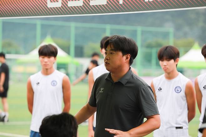 2025 추계전국고등축구대회서 장혁 수원고 감독이 선수들을 지도하고 있다. 사진=수원고등학교