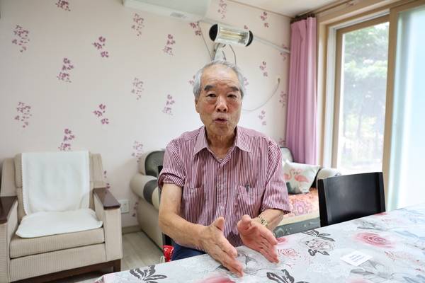 ▲ 김정욱 사할린영주귀국 한인회 회장이 12일 청주시 흥덕구 오송읍 휴먼시아1단지 아파트 경로당에서 충청투데이와 인터뷰를 하고 있다. 사진=송휘헌 기자