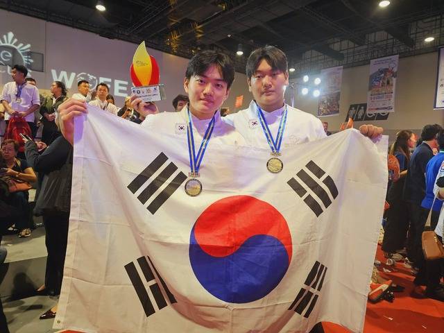 ▲ 충청대학교 호텔조리파티쉐과 1학년 임우빈(왼쪽), 육동연 팀이 '2025 필리핀 컬리너리컵'에 출전해 라이브 경연 부문 금메달을 차지했다./충청대 제공