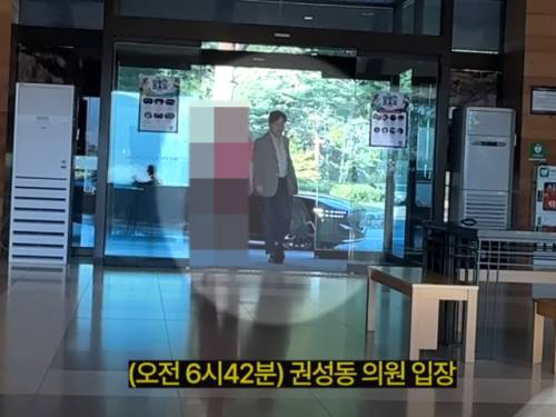 ◇강원도 소재 한 골프장에서 포착된 국민의힘 권성동 의원. 뉴탐사 유튜브 채널 영상 갈무리.