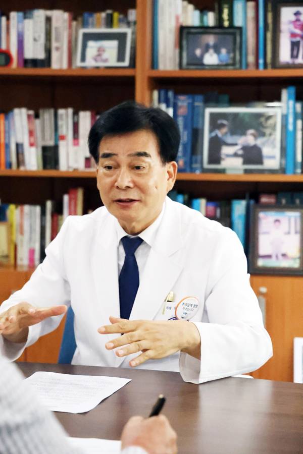 "창원한마음병원 암병원은 '지역 의료 허리'로서의 역할을 담당해 첨단 진료부터 연구, 교육까지 아우르는 종합 인프라를 구축할 것"이라고 말하는 하충식 창원한마음병원 의장.