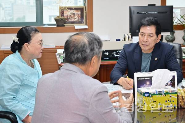 울산시의회 홍유준 문화복지환경위원장이 12일 대한시조협회 울산지부 관계자와 시조인 양성 등에 대해 간담회를 가졌다. 시의회 제공