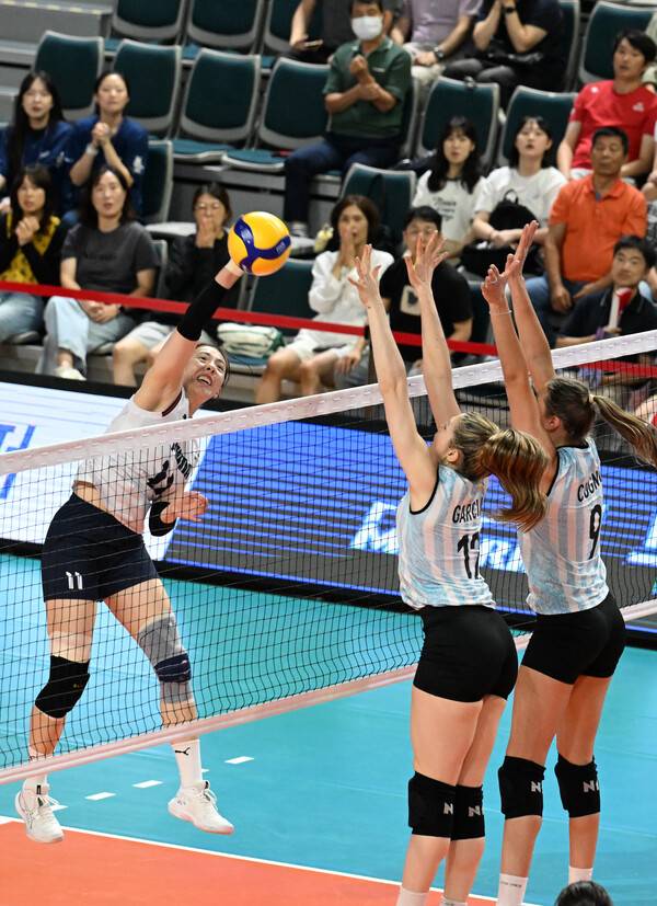 2025 코리아인비테이셔널 진주국제여자배구대회가 12일부터 17일까지 진주실내체육관에서 열린다. 첫째날인 12일 첫날 한국과 아르헨티나 경기가 펼쳐지고 있다.&nbsp; /김구연 기자