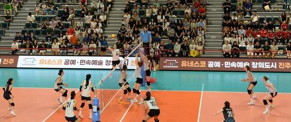 한국 여자배구 대표팀은 오후 4시 아르헨티나와 대결을 펼쳤다. 한국은 선전을 했지만 세트 스코어 1-3으로 졌다. 한국은 13일 오후 4시 프랑스와 격돌한다. 사진은 한국 대표팀 육서영이 공격을 하고 있는 모습. 정희성기자