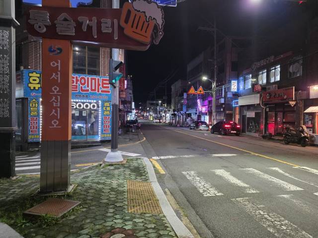 10일 밤 경남 창원시 마산합포구 통술거리에 통술집이 모두 문을 닫고 골목에는 행인이 보이지 않는다. 강대한 기자