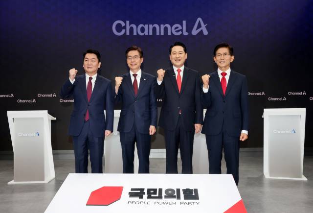 10일 서울 광화문 채널A스튜디오에서 국민의힘 8·22 전당대회 첫 방송토론회에 앞서 안철수(왼쪽부터), 조경태, 장동혁, 김문수 후보가 기념촬영을 하고 있다. 연합뉴스