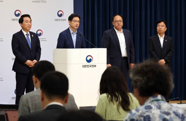 김경수 지방시대위원장이 5일 정부세종청사 민원동 공용브리핑실에서 열린 국정기획위원회 박수현 국가균형성장특별위원회 위원장의 기자회견에 배석해 기자들 질문에 답하고 있다. 왼쪽부터 박수현 위원장, 김 위원장, 조상호 국정기획위원, 강주엽 행정중심복합도시건설청장. 연합뉴스