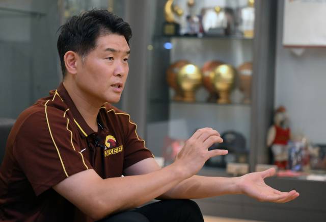 조상현 창원 LG 세이커스 감독이 12일 창원체육관에서 새 시즌 첫 연습 경기를 앞두고 각오를 밝히고 있다./김승권 기자/