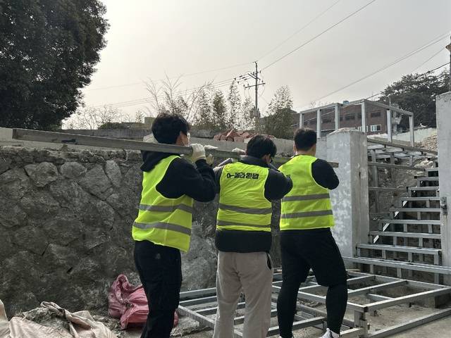 '완망진창' 구성원들이 빈집 재정비를 위해 철재를 옮기고 있다. 김유솔 이장 제공