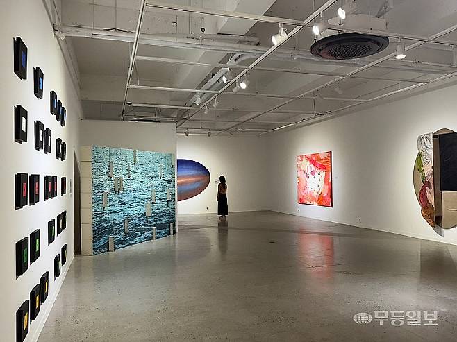 '점·선·면·색-추상미술의 경계 확장'전이 열리고 있는 동곡뮤지엄 1층 전시장.