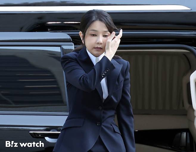 자본시장과 금융투자업에 관한 법률 위반, 정치자금법 위반, 특정범죄 가중처벌 등에 관한 법률 위반(알선수재) 등의 혐의를 받는 윤석열 전 대통령 부인 김건희 씨가 12일 오전 서울 서초구 서울중앙지법에서 열린 구속 전 피의자 심문(영장실질심사)에 출석하고 있다. 2025.08.12 사진공동취재단