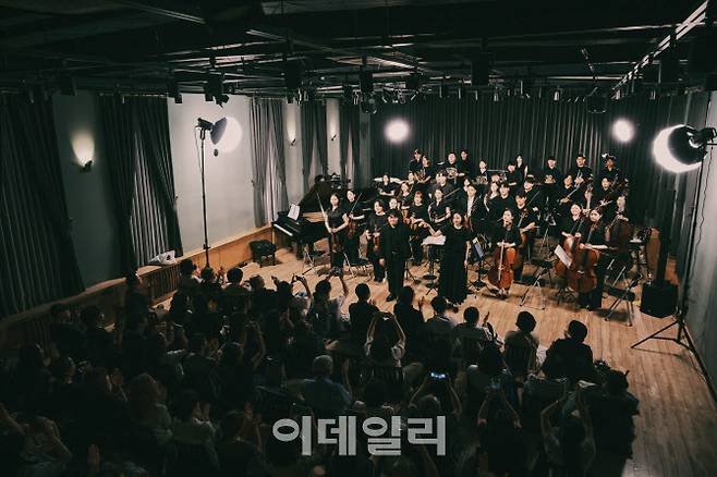 지난달 31일 서울 종로구 대학로 예술가의집 다목적홀에서 열린 ‘2025 줄라이 페스티벌’ 폐막 공연의 한 장면. (사진=더하우스콘서트)