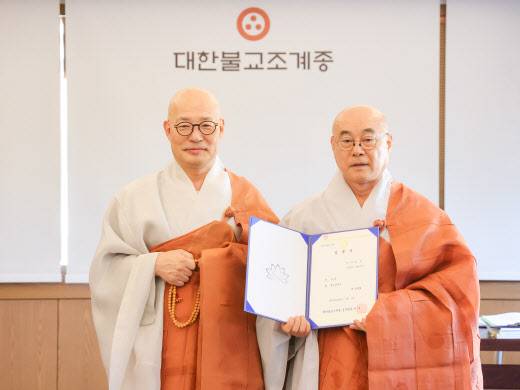 조계종 총무원장 진우스님(왼쪽)과 불교신문사 사장에 임명된 효명스님(사진=조계종).