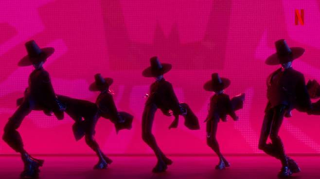 사자보이즈의 마지막 공연. 하의가 한복이 아니기 때문에 경복궁 '유료 입장' 대상이다. (사진=넷플릭스)