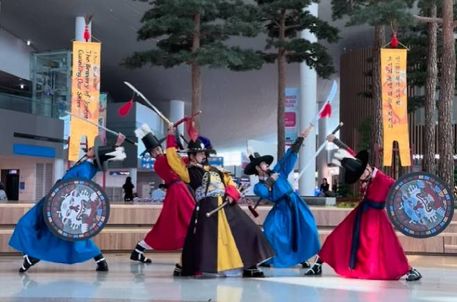 인천공항에 등장한 '사자보이즈 포즈'. (사진=한국전통문화센터 SNS)