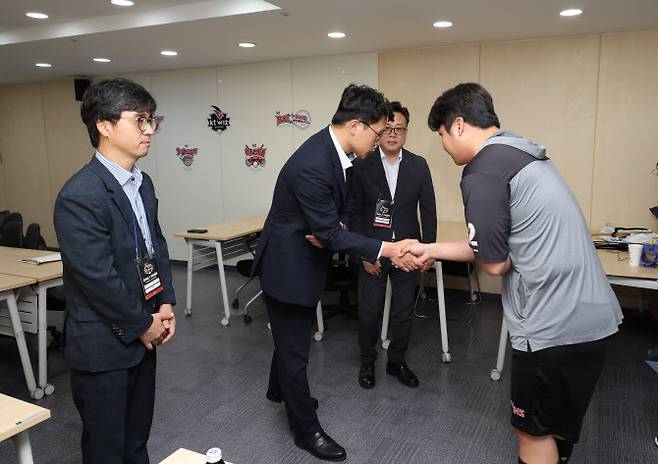 프로야구 입중계 도중 장애인 비하발언으로 물의를 빚은 TJB 대전방송의 김세범 대표이사와 관계자들이 LG트윈스 문보경에게 직접 사과를 하고 있다. 사진=LG트윈스