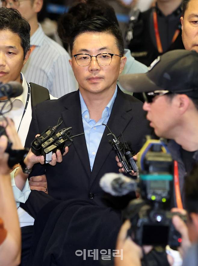 김건희 여사 일가의 ‘집사’로 알려진 김예성 씨가 12일 인천국제공항을 통해 입국한 뒤 체포돼 김건희 특검팀(특별검사 민중기) 사무실로 압송되고 있다. (사진=이데일리 방인권 기자)