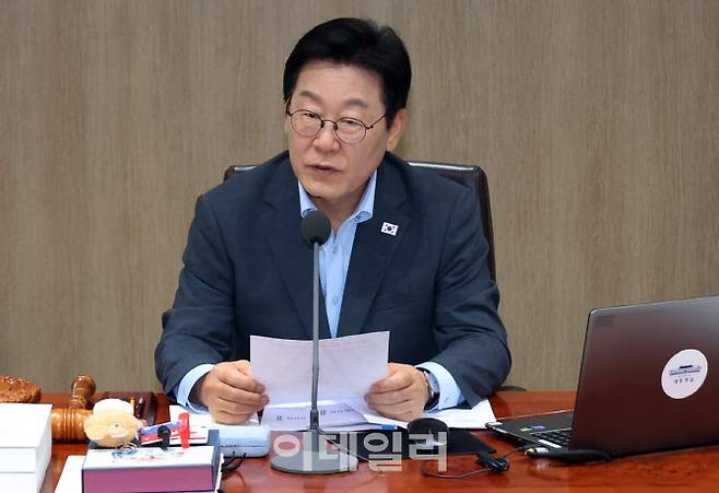 이재명 대통령이 12일 서울 용산 대통령실 청사에서 열린 국무회의에서 발언하고 있다. 이 대통령 자리에 광복 80주년 기념 태극기 달기 캠페인 열쇠고리와 네임택이 놓여 있다.(사진=뉴시스)