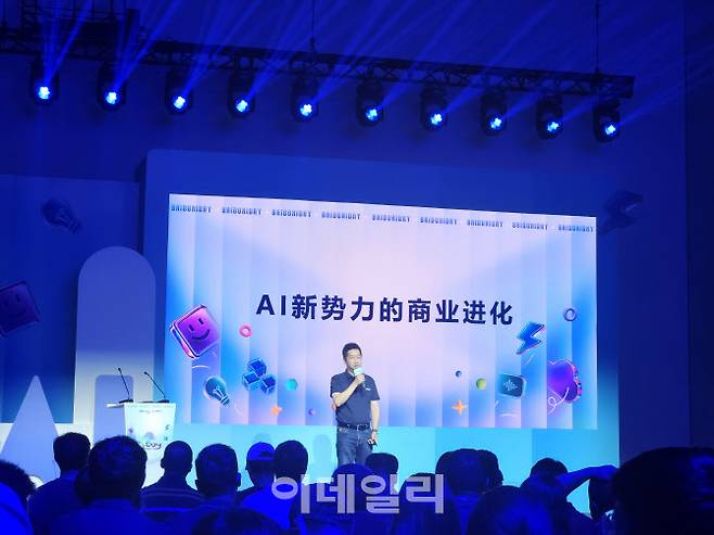 장웨이 바이두 스마트 클라우드 부사장이 12일 오후 중국 베이징 하이디엔구 ‘바이두 AI 데이’ 행사장에서 연설하고 있다. (사진=이데일리 이명철 특파원)