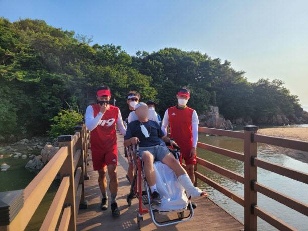 이정태 인천 중부소방서 중앙119안전센터 소방위가 지난 2021년 하나개해수욕장 시민수상구조대 팀장을 맡을 당시 구조대원들과 인근 산악지대에서 추락한 등산객을 구조해 이동하고 있는 모습. (사진=소방청)