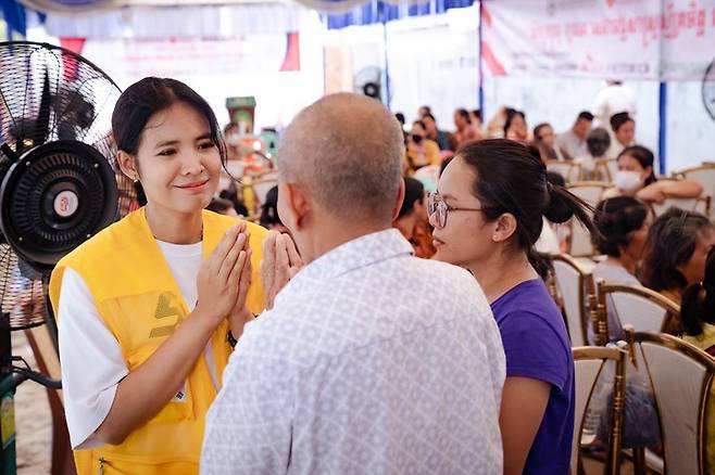 봉사활동을 펼치고 있는 스롱 피아비