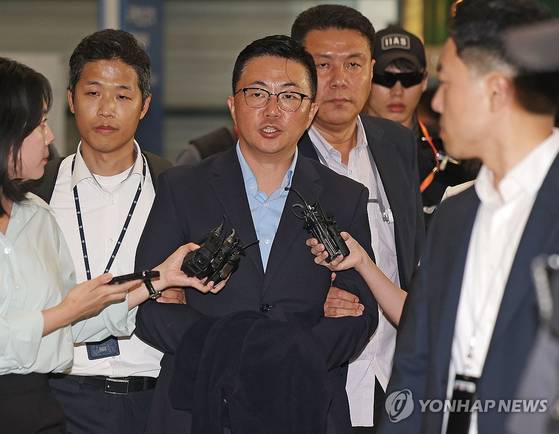 김건희 여사 일가의 '집사'로 지목된 김예성씨가 12일 인천국제공항 제1여객터미널을 통해 입국한 뒤 민중기 특별검사팀에 체포돼 이동하고 있다. 〈사진=연합뉴스〉