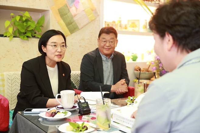 한성숙 중소벤처기업부 장관이 지난달 24일 대전의 골목형 상점가를 찾아 소상공인과 간담회를 갖고 있다. (중소벤처기업부 제공)