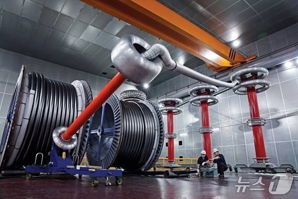 LS전선 직원들이 525kV HVDC 케이블의 상용화를 위한 테스트를 하고 있다. (LS전선 제공)