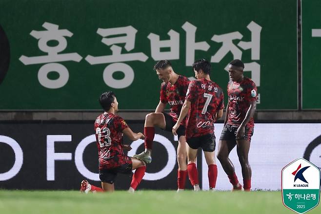 최근 10경기에서 단 4실점에 그치고 있다. 지금 흐름을 유지한다면 '가을 축구'도 기대할 수 있다. (한국프로축구연맹 제공)