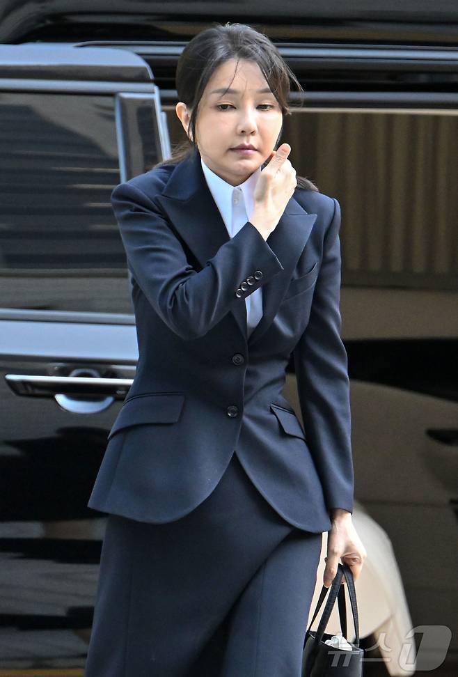 윤석열 전 대통령 부인 김건희 여사가 12일 오전 서울 서초구 서울중앙지법에서 열린 자본시장과 금융투자업에 관한 법률 위반 및 정치자금법 위반 혐의 등의 구속 전 피의자 심문(영장실질심사)에 출석하고 있다. 2025.8.12/뉴스1 ⓒ News1 사진공동취재단