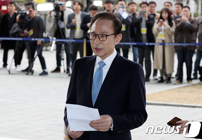 '뇌물수수·횡령·조세포탈' 등의 혐의를 받고 있는 이명박 전 대통령이 14일 오전 서울 서초동 서울중앙지검에 도착해 입장을 발표하고 있다.  2018.3.14/뉴스1 ⓒ News1 박지혜 기자