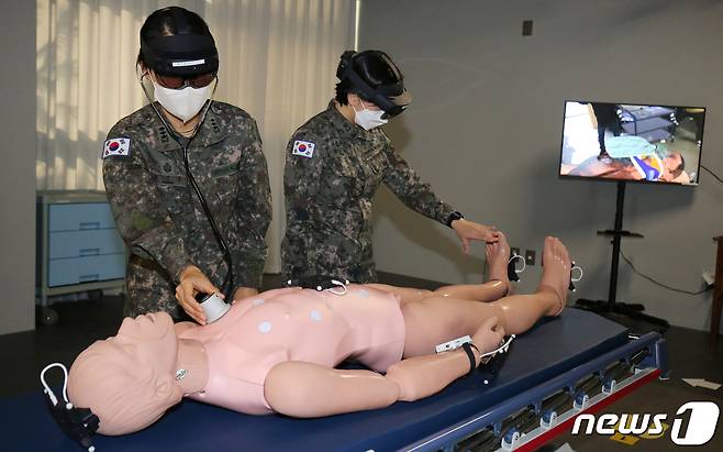 대전 국군간호사관학교 생도회관에서 열린 가상융합기술(XR) 중증외상처치 훈련장 개소식에서 간호장교들이 응급실 MR 기술을 이용해 시연하고 있다. 2023.1.27/뉴스1 ⓒ News1 김기태 기자