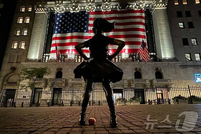 미 뉴욕 증권가 맨해튼 월스트리트에 세워진 '겁없는 소녀 (Fearless Girl)'상.<자료 사진> 2024.07.08 ⓒ AFP=뉴스1 ⓒ News1 이강기자
